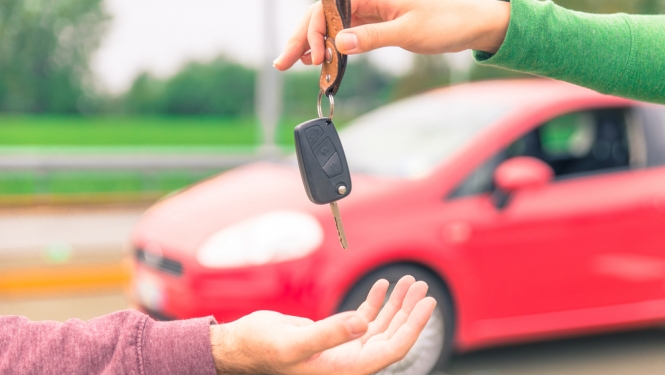 Cilvēks dod otram cilvēkam auto atslēgas