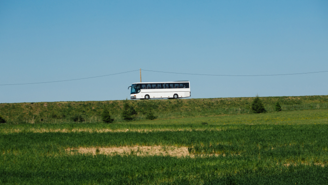 Balts autobuss uz ceļa