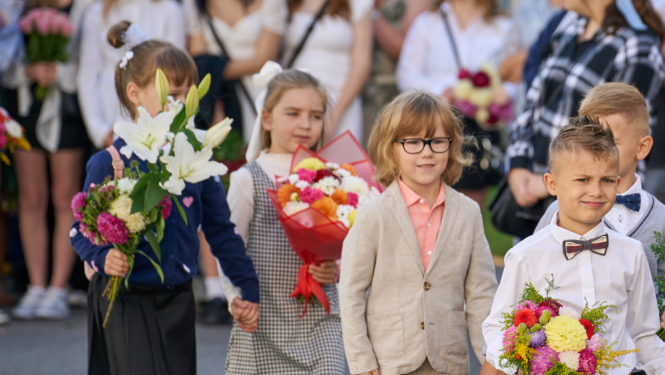 Bērni ar ziediem 1. septembrī