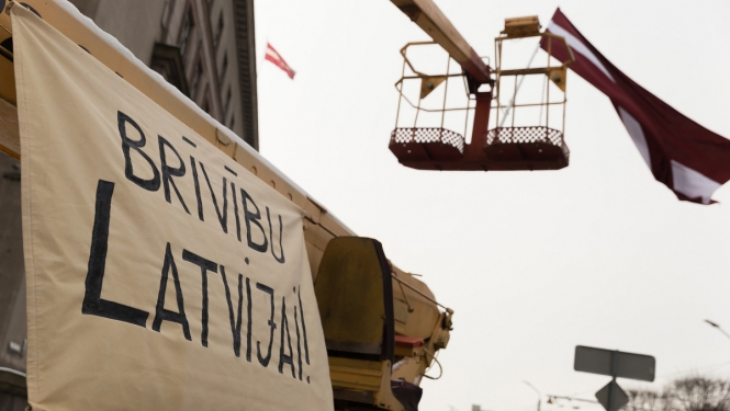Barikāžu instalācija pie Ministru kabineta