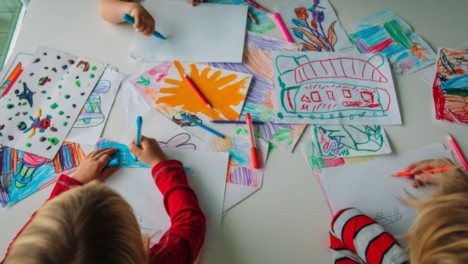 ilustratīvs attēls: bērni zīmē; avots: 123rf.com