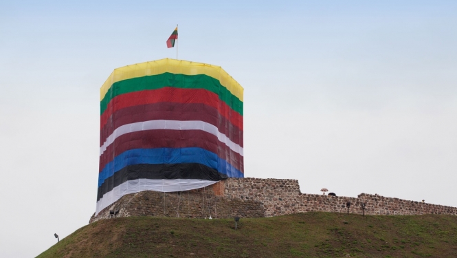 flags-around-the-gediminas-tower