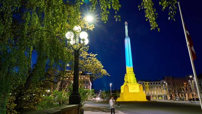 Brīvības piemineklis izgaismots Ukrainas karoga krāsās