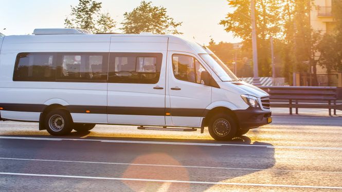 Balts pasažieru mikroautobuss