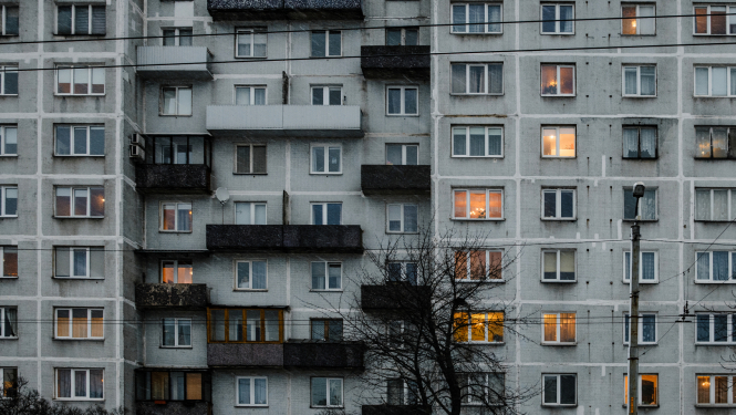 Daudzdzīvokļu nama fasāde