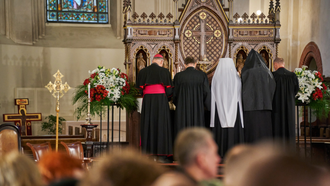 Dažādu reliģisko konfesiju mācītāji pie baznīcas altāra ekumēniskajā dievkalpojumā