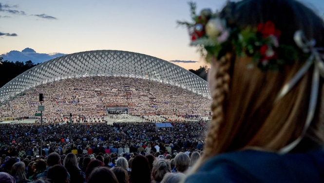 Skats uz estrādi Mežaparkā, kur notiek Vispārējo latviešu dziesmu un deju svētki. 