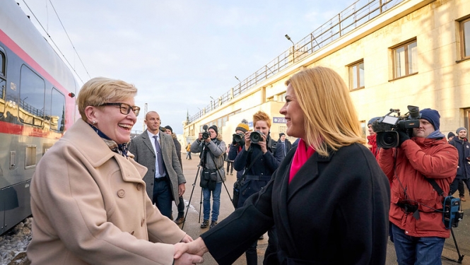 E.Siliņa un I.Šimonīte Rīgas dzelzceļa stacijā