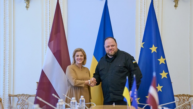 Evika Siliņa un Ruslans Stefančuks sarokojas uz Latvijas, Ukrainas un Eiropas Savienības karogu fona