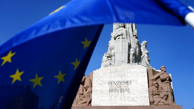 Eiropas Savienības karogs. Fonā Brīvības piemineklis. 