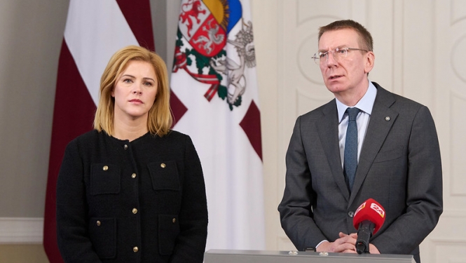 Ministru prezidente Evika Siliņa un Valsts prezidents Edgars Rinkēvičs preses konferencē pēc tikšanās Rīgas pilī. 