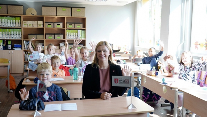 Evika Siliņa reģionālajā vizītē skolā ar bērniem