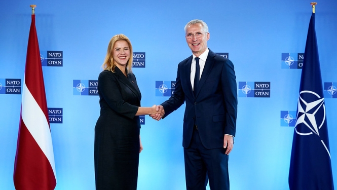 Ministru prezidente Evika Siliņa sarokojas ar NATO ģenerālsekretāru Jensu Stoltenbergu