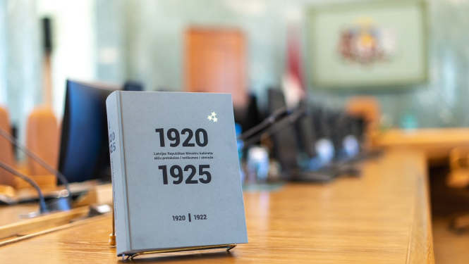 Skolas un bibliotēkas saņems dāvanu – jaunu grāmatu par valsts izveides pirmajiem gadiem