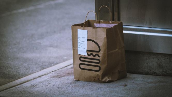 Brīvdienu mājsēdes laikā saīsināts sabiedriskās ēdināšanas un citu pakalpojumu klātienes darba laiks