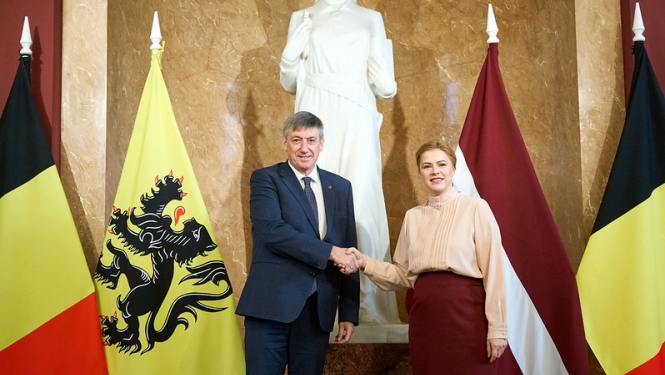 Ministru prezidente Evika Siliņa sarokojas ar Flandrijas reģiona valdības Ministru prezidentu Janu Jambonu.