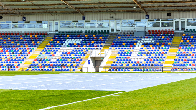 Futbola stadions, tribīnes ar krāsainām sēdvietām