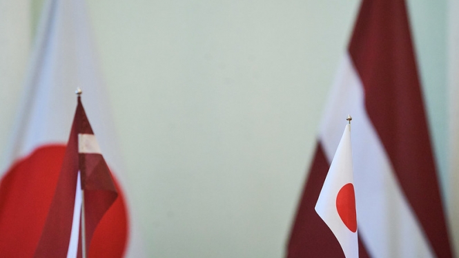 Japānas un Latvijas karogi