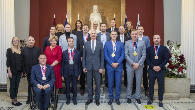 Kariņš tiekas ar Tokijas olimpisko un paralimpisko spēļu medaļniekiem 