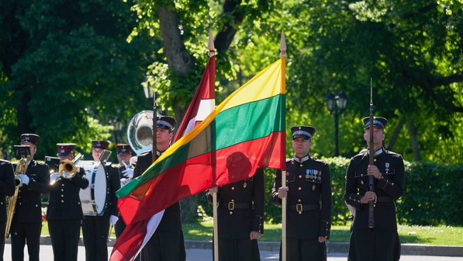 Foto: Latvijas un Lietuvas valstu karogi