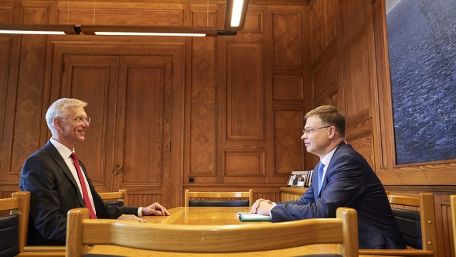 Foto: Ministru prezidents Krišjānis Kariņš un Eiropas Komisijas priekšsēdētājas izpildvietnieks Valdis Dombrovskis