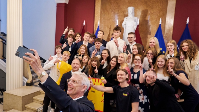 Ministru prezidents Krišjānis Kariņš sveic Zelta zivtiņas čempionāta uzvarētājus