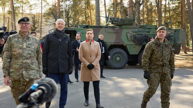 Ministru prezidents Krišjānis Kariņš un Dānijas premjerministre Mete Frederiksena Ādažu militārajā bāzē