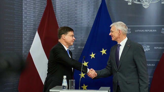 K. Karinš sarokojas ar V. Dombrovski