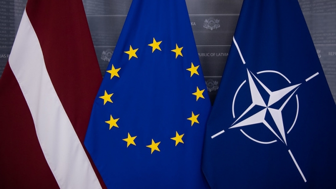Latvijas, Eiropas Savienības un NATO karogi