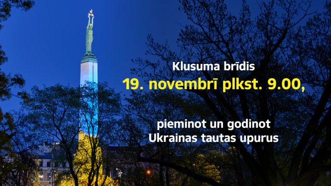 Foto ar Brīvības pieminekli, kas izgaismots Ukrainas karoga krāsās. Aicinājums pieminēt un godināt Ukrainas tautas upurus 19. novembrī pllkst. 9.00