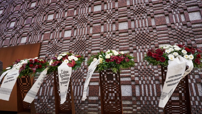 Ziedu vainagi laukumā pie Okupācijas muzeju, pieminot Komunistiskā genocīda upuru piemiņas dienu
