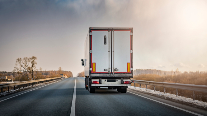 Kravas auto uz lielceļa