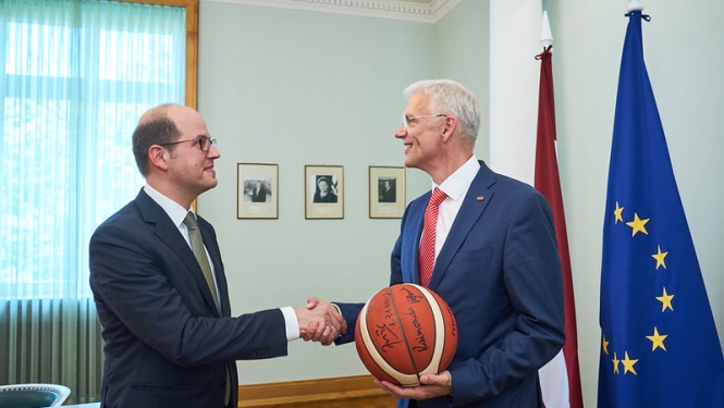 Ministru prezidents Krišjānis Kariņš tiekas ar Starptautiskās Basketbola federācijas (FIBA) ģenerālsekretāru Andreasu Zagkli (Andreas Zagklis).