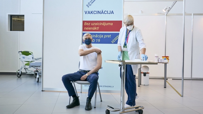 Krišjānis Kariņš saņem Covid-19 vakcīnu