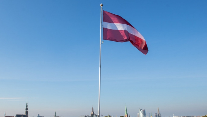 Latvijas karogs uz Ministru kabineta ēkas jumta