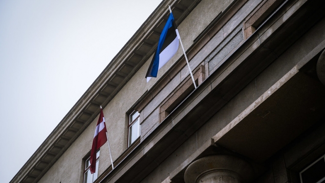 Latvijas un Igaunijas karogi