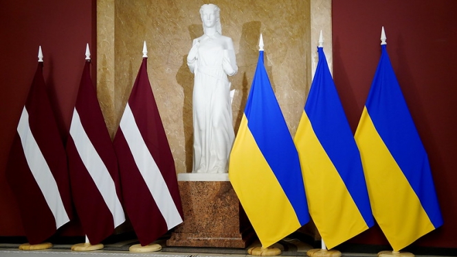 Latvijas un Ukrainas karogi Ministru kabinetā pie skulptūras "Taisnība", 1.stāva vestibilā