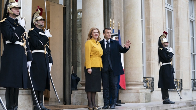 Ministru prezidente Evika Siliņa un Francijas prezidents Emanuels Makrons 27 Eiropas Savienības un NATO valstu līderu un pārstāvju konferencē Francijā