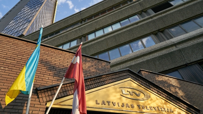 LTV ēka. Ukrainas un Latvijas karogi pie ēkas.