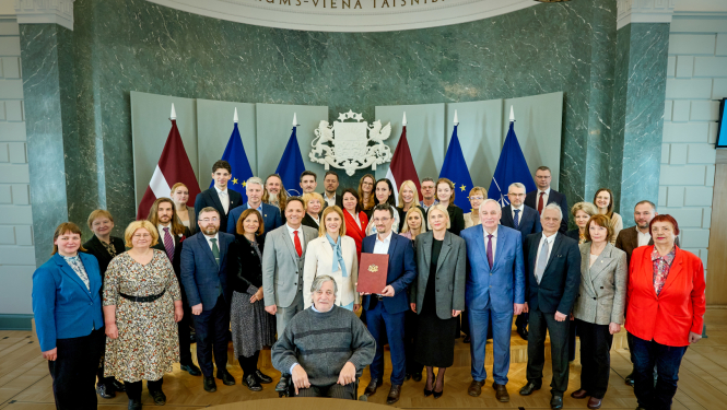 Memoranda padomes dalībnieki un memorandam pievienojušos biedrību pārstāvji kopā ar Ministru prezidenti Eviku Siliņu Ministru kabinetā