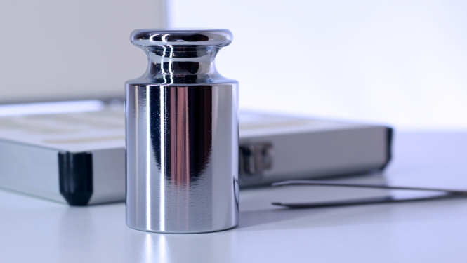 Atsvars, pincete un citi mērrīki uz galda