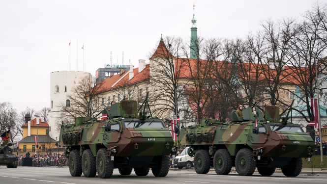 Bruņumašīnas piedalās militārajā parādē 11. novembra krastmalā pie Rīgas pils