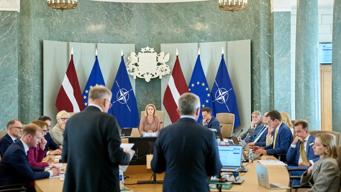 Ministru kabineta ārkārtas sēde Zaļajā zālē. Ministri un Ministru prezidente sēdes laikā. 
