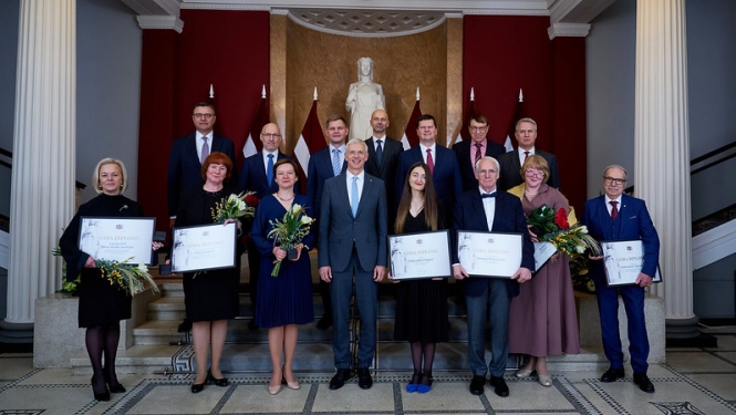 Ministru kabineta balvas saņēmēju, ministru un Ministru prezidenta kopīgs foto