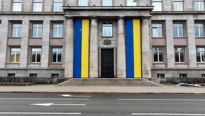 Ministru kabineta un Valsts kancelejas ēka ar Ukrainas karogiem