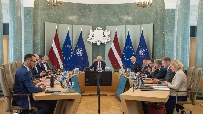 Ministru prezidents un ministri sēžu zālē