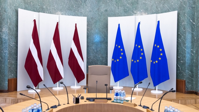 Foto: Ministru kabineta zaļā zāle ar Latvijas un ES karogiem