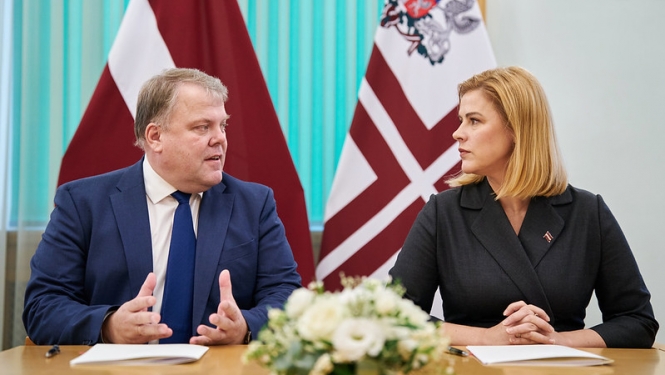 Ministru prezidente Evika Siliņa paraksta vienošanās un domstarpību protokolu ar pašvaldību savienību.