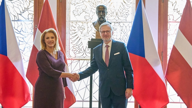 Ministru prezidente Evika Siliņa sarokojas ar Čehijas premjerministru Petru Fialu.