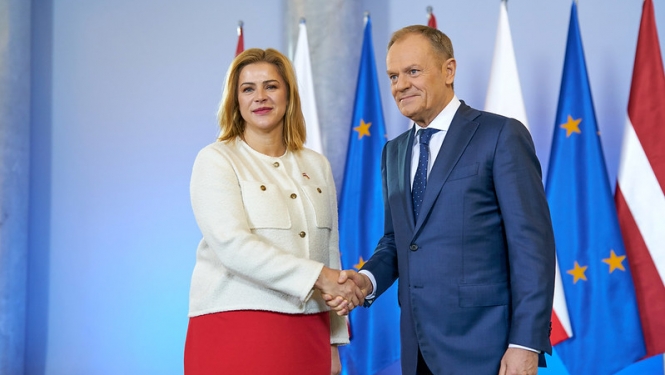 Ministru prezidente Evika Siliņa sarokojas ar Polijas premjerministru Donaldu Tasku. 